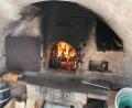 Bild: hut
Im 80 Jahre alten Gemeinschaftsbackofen lodert das Feuer: Anlässlich des Jubiläums steht er im Mittelpunkt eines von der Backofengmeinschaft organisierten Festes.