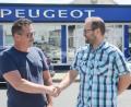 Bild: Gabi Schönberger
Die beiden Geschäftspartner Jörg Seeberger (links) und Walter Gierling sind verärgert: Peugeot keinen Servicepartner-Vertrag mit Gierling als neuem Inhaber des "Löwen-Centers" in der Liebigstraße abschließen. Die nächsten Peugeot-Werkstätten befinden sich in Amberg und Schwandorf.