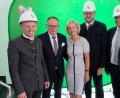Bild: do
Mit Architekt Wolfgang Schultes und Ehefrau Maria (Zweiter und Dritte von links) freuen sich die Gastredner MdL Tobias Reiß, Landrat Andreas Meier und Bürgermeister Edgar Knobloch (von links) über das gelungene Großprojekt.