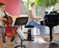 Bild: gac
Sebastian Stoiber (Cello) erfreut mit einer dynamischen und schwungvollen Tarantella. SMS-Lehrerin Christina Müller begleitet einfühlsam.