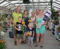 Bild: Freya Stöckl
Auf dem Gärtnereigelände des Familienbetriebs Garten & Floristik Prifling in Schmidgaden ging das erste mediterrane Bienenfest über die Bühne. Es wird bestimmt wiederholt, so Geschäftsführer Michael Prifling (erster von links). Seine Frau Karina (erste von rechts) präsentierte ihre individuellen Geschenkideen. Sie fertigt auch Schultüten mit Stoffmantel.