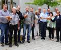 Bild: njn
Die Bierprobe des Bürgerfestausschusses ist gelungen. Mit auf dem Bild Bürgermeister Hans Donko (Zweiter von rechts), Braumeister Ludwig Würth (Sechster von rechts) sowie die Bürgerfestorganisatorin Carolin Böckl (rechts).