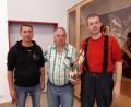 Bild: Lowak
Karl-Heinz Flasch (Mitte) möchte seinen heiligen Florian in guten Händen wissen. Deshalb überreicht er die handgeschnitze Holzfigur der Feuerwehr. Vorsitzender Christian Münchmeier (rechts) und Robert Markt freuen sich darüber.