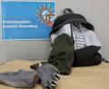 Bild: Polizei
Dieser Rucksack mit Handschuhen und Sturmhaube lag im Bürgerpark im Gebüsch.