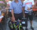 Bild: exb
Jürgen Fleck gewinnt beim Entenrennen das Cube-Kinderfahrrad. Freuen darf sich darüber Enkeltochter Stella.