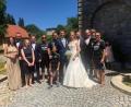 Bild: hl
Mit die ersten Gratulationen nehmen Kristina Weiss und Florian Wagner (Fünfte und Sechster von rechts) von Stefan Kuchenreuther (Fünfter von links), Uwe Kade (rechts) und Mannschaftskapitän Daniel Schwab (Dritter von rechts) entgegen.