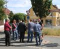 Bild: sne
Die Mitglieder des Bauausschusses diskutieren über die Linksabbiege-Spur in Richtung Stadt. Auch über die Parkplatzsituation beim Spiel- und Schreibwarengeschäft Gradl-Petra grübelt das Gremium. Dort sollen neue Flächen entstehen. Ob die Lage für diese günstig ist, davon machen sich die Kommunalpolitiker vor Ort ein Bild.