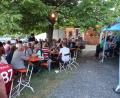 Bild: bsc
Den idyllischen Biergarten ihres Vereinslokals „Goldener Engel“ verwandelten die Frauenreuther Sportschützen zum 12. Mal in eine Weinlaube und boten edle Tropfen, schmackhafte Speisen und dazu beste Unterhaltung bei herrlichem Sommerwetter. Die Besucher kamen in Scharen und feierten mit den Sportschützen.