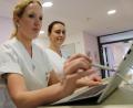 Bild: exb
Pflegekraft Simone Markus und Stationsleitung Ramona Pietsch (von links) geben Patientendaten in eines der neuen Tablets ein.