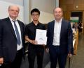 Bild: FAU/Harald Sippel
Laudator Dr. Ralph Puchta (links) von der Universität Erlangen-Nürnberg und Reinhard Schneider (rechts), Vorsitzender der Dr.-Hans-Riegel-Stiftung, gratulieren Chemie-Preisträger Daniel Zhou (Mitte).