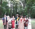 Bild: lg
Das historische Ansbacher Markgrafenpaar (Mitte) hieß die Akteure des Oberviechtacher Eisenbarth-Festspiels im Hofgarten willkommen.