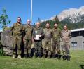 Bild: mor
Oberst Elmar Rosenauer (mit Buch) hat die Soldaten Patrick Krause, Michael Hiller, Kommandant Oberstleutnant Florian Rommel sowie die Reservisten Thomas Ernstberger und Roland Müller (von links) zum Internationalen Militärwettkampf nach Hochfilzen eingeladen.