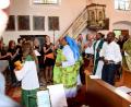 Bild: bö
In der Pfarrei St. Pankratius in Dietldorf, zu der auch die Pfarrei Emhof zählt, hatte Pfarrvikar Christian Ogo (hinten, Zweiter von rechts) zu einem afrikanischen Gottesdienst eingeladen.