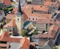 Luftbild: Michael Ascherl 
Das gesamte Areal des früheren Oberpfälzer Hofs (rechts neben der Kirche) soll abgerissen werden.