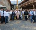 Bild: jr
Eine Besuchergruppe des Arbeitskreises Landeskunde Ostbayern informierte sich in Konnersreuth über das Projekt Schafferhof. Fördervereins-Vorsitzender Uwe Rosner (Siebter von rechts), Kunsthistorikerin Elisabeth Vogl (Elfte von rechts) und Architekt Gerhard Plaß (Zwölfter von rechts) stellten den Gästen die Baumaßnahme und das Konzept des geplanten Theres-Neumann-Museums vor.
