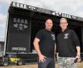 Bild: Wolfgang Steinbacher
Ohne Handy und Funkgerät geht momentan gar nichts beim Festival-Aufbau in Kreuth. Aber für ein Foto haben die G.O.N.D.-Veranstalter Steffen Kiederer und Timo Hofmann (von links) trotzdem Zeit.