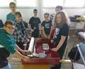 Bild: exb
Die Kunstautomatenschrauber des Kepler-Gymnasium. Der Rest der 13-köpfigen Gruppe im P-Seminar Kunst kümmert sich um des Design der Verpackung.