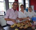 Bild: mde
Bürgermeister Werner Nickl löst seine Wettschulden ein und unterstützt die Leiterin der Kemnather Rotkreuz-Bereitschaft, Kristina Konz sowie die Leiterin des Sozialdienstes, Patricia Oettl (von links), beim Belegen der Wurst- und Käsesemmeln.