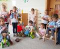 Bild: bl
Die neuen Hochstühle im Altendorfer Kindergarten sind zum Teil schon im Gebrauch. Für den Fototermin dürfen auch die größeren Kinder die Laufräder testen, die für die Krippe bestimmt sind.