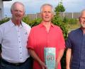 Bild: mab
Werner Cyganek (Mitte) gehörte der ersten Mannschaft im offiziellen Spielbetrieb Anfang der sechziger Jahre an und wurde für langjährige Zugehörigkeit geehrt. Wolfgang Laaths (rechts) und der frühere Spartenleiter Franz Weiß (links) nahmen die Ehrung vor.