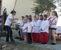 Bild: hl
Lisa Schiml dirigiert den Kinderprojektchor, der im Festgottesdienst zum 30. Jubiläum des Radfahrervereins Concordia Guttenberg seinen ersten Auftritt hat.