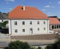 Bild: boj
In neuem Glanz präsentiert sich das ehemalige Pfarrhaus in Niedermurach, das nach umfassender Sanierung als Pfarrheim wieder eine bedeutende Zukunft hat. Rechts im Bild ist der neu erbaute Pfarrsaal zu sehen.