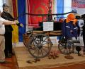 Bild: tr
Die Museumsleiter Robert Treml (rechts) und Hans Zölch (links) an einer Saug- und Druckspritze wie sie um 1900 Verwendung fand.