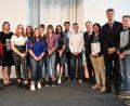 Bild: Andreas Gebert
Beim Schülerwettbewerb „Erinnerungszeichen“ erhält die Pestalozzi-Mittelschule Weiden einen der Hauptpreise. Kultusminister Michael Piazolo (Zweiter von rechts) und Landtags-Vizepräsident Karl Freller (Vierter von rechts) gratulieren den Schülern.