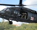 Bild: Petra Hartl
Mit 7620 Kilo Gewicht und einer Spannweite von etwa 15 Metern sind die Black-Hawk-Rettungshubschrauber der US-Armee deutlich schwerer und größer als der Christoph 80 aus Latsch. Doch auch die Amerikaner können mit ihrem Helikopter auf dem Dach des Palliativgebäudes am Klinikum landen.