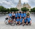 Bild: dob
Vor der Gnadenkapelle stellen sich die Radfahrer zu einem Erinnerungsfoto zusammen. Ältester Teilnehmer war Peter Rauch (links, kniend), jüngster Teilnehmer Konstantin Danzl (kniend, Zweiter von rechts). Hauptorganisator ist Wolfgang Kiesbauer (vorne, rechts) der die Tour schon über 30 Mal schaffte.