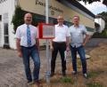 Bild: sön
Hans-Jürgen Haas, Geschäftsführer des Zweckverbands Nahverkehr Amberg-Sulzbach (ZNAS), Riedens Bürgermeister Erwin Geitner und Helmuth Pfeffer (von links), Leiter der Regionalbus Ostbayern GmbH (RBO) in Amberg, stellten die neue Bushaltestelle am Freibad sowie die An- und Abfahrtszeiten vor.