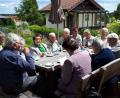 Bild: exb
Die Senioren aus Wiesau genießen den Ausflug in den Resl-Garten in Konnersreuth.