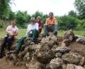 Bild: Robert Giersch 
Mehrere Samstag verbringen die Kursteilnehmer an einer Trockenmauer im Lehental.