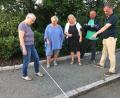 Bild: dob
Die Mitglieder der Stadtratsfraktion der Freien Wähler fordern nach wie vor einen Radweg in der Pleysteiner Straße. Jetzt haben Ulrike Kießling, Gabriele Eichl, Dorit Schmid, Bernhard Kleber und Martin Gleixner selbst einen Maßstab angelegt und die vorhandene Breite überprüft. Sie sind sicher, dass ein kombinierter Geh- und Radweg realisierbar ist.