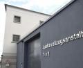 Bild: Petra Hartl
Der Großteil der 562 Häftlinge der Justizvollzugsanstalt Amberg verbüßt im sogenannten „Regelvollzug“ Freiheitsstrafen bis zu sechs Jahren.