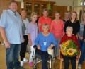 Bild: jr
Edith Franke (sitzend, rechts) feierte am Donnerstag ihren 85. Geburtstag. Dazu gratulierten ihre Freundin Ingrid (sitzend, links) sowie (stehend, von links) Sohn Markus, Nadine Burger und Nadja Haberkorn vom Seniorenzentrum, ihre Schwestern Ruth und Christa, Tochter Marita, Enkelin Sabrina, Tochter Sonja sowie Zweiter Bürgermeister Stefan Grillmeier.