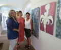 Bild: jzk
Andrea Partheymüller-Gerber (vorne von links) erklärt bei der Vernissage Susanne Vonhoff von der Kemnather Künstlergruppe Malwas und Christine Schubert von der Stadtbücherei ihre Pflanzenfarbbilder.