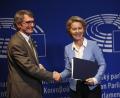 Bild: Francisco Seco/AP/dpa
Der neu gewählte Präsident des Europäischen Parlaments, David Sassoli, begrüßt Ursula von der Leyen (CDU), die Kandidatin für das Amt der Präsidentin der Europäischen Kommission.