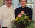 Bild: exb/Stefan Zrenner
Bezirksvorsitzender Reinhard Ott überreichte im Namen des gesamten geschäftsführenden Vorstandes Blumen, verbunden mit einem Tag Sonderurlaub und einer angemessenen Gratifikation.