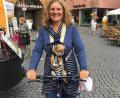 Bild: upl
Kerstin Hellweger mit ihrem Hund Lilly im Tragegurt.