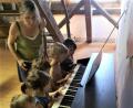 Bild: kia
Die Musikgarten-Kinder von Lehrkraft Andrea Kick (links) probieren das Klavier aus.