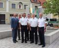 Bild: exb/Polizeiinspektion Neustadt/WN
Polizeihauptkommissar Georg Fritsch (Zweiter von rechts) ist neuer stellvertretender Dienststellenleiter und Leiter der Verfügungsgruppe bei der Polizeiinspektion Neustadt und damit Nachfolger von Stefan Moller (Dritter von links), der als neuer Leiter zur Grenzpolizeiinspektion Waidhaus gewechselt ist. Personalrat Gerhard Knorr, Bürgermeister Rupert Troppmann (von links) sowie Kollegen gratulieren.