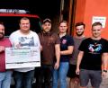 Bild: le
Die Theatergruppe „Zum Pfarrplatzl" spendiert dem Förderverein der Feuerwehr Floß eine Spende von 1000 Euro für den Neubau des Feuerwehrgerätehauses. Von links: Reinhold Göring, Birgit Vogel, Ilka Lingl, Hans Braun, Felix Müller, Florian Witzl, Julia Günther, Marcel Meier und Felix Witzl.