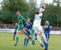 Bild: gb
Zum Saisonstart in der Landesliga Nordost trennten sich der SV Mitterteich und der FC Vorwärts Röslau am Freitagabend 2:2. Hier klärt FCV-Torwart Sebastian Blechschmidt per Faustabwehr vor dem Mitterteicher Michael Drechsler (grünes Trikot).
