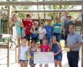 Bild: exb
700 Euro spendeten die Kommunionkinder für das SOS-Kinderdorf Immenreuth. Im Bild die Kinder mit Leiter Holger Hassel bei der Übergabe des Geldes.
