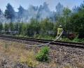 Bild: exb
Die Feuerwehr im Löscheinsatz an den Gleisen. Das Ehepaar Köstler, das im ehemaligen Bahnposten Hiltersdorf wohnt, ist allen Einsatzkräften sehr dankbar. Eines der Feuer war nur wenige hundert Meter vom Haus entfernt.