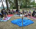 Bild: rgl
Das Tuch in der Mitte des Platzes stellt bei der Kinderkirche den Fluss Phorus dar, über den der Heilige Christophorus die Menschen trug, als er auf der Suche nach dem mächtigsten Herrn der Welt war.