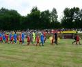 Bild: bey
Der Fußballnachwuchs des TSV Pleystein darf die Spieler der beiden Mannschaften und die Schiedsrichter auf das Spielfeld begleiten.
