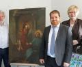 Bild: Polizeipräsidium Westhessen/exb
Im Polizeipräsidium Westhessen in Wiesbaden ist das wertvolle Gemälde "Jesus bei Martha und Maria" von Théodore Chasseriau an Bürgermeister Olivier Thomas (Zweiter von links) übergeben worden. Links Silvelie Karfeld vom BKA und von rechts Polizeivizepräsidentin Roswitha Briel und Markus Möhring vom Polizeipräsidium.
