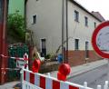 Bild: ll
Die Staatsstraße vor dem möglicherweise einsturzgefährdeten Haus ist seit Donnerstagnachmittag gesperrt.